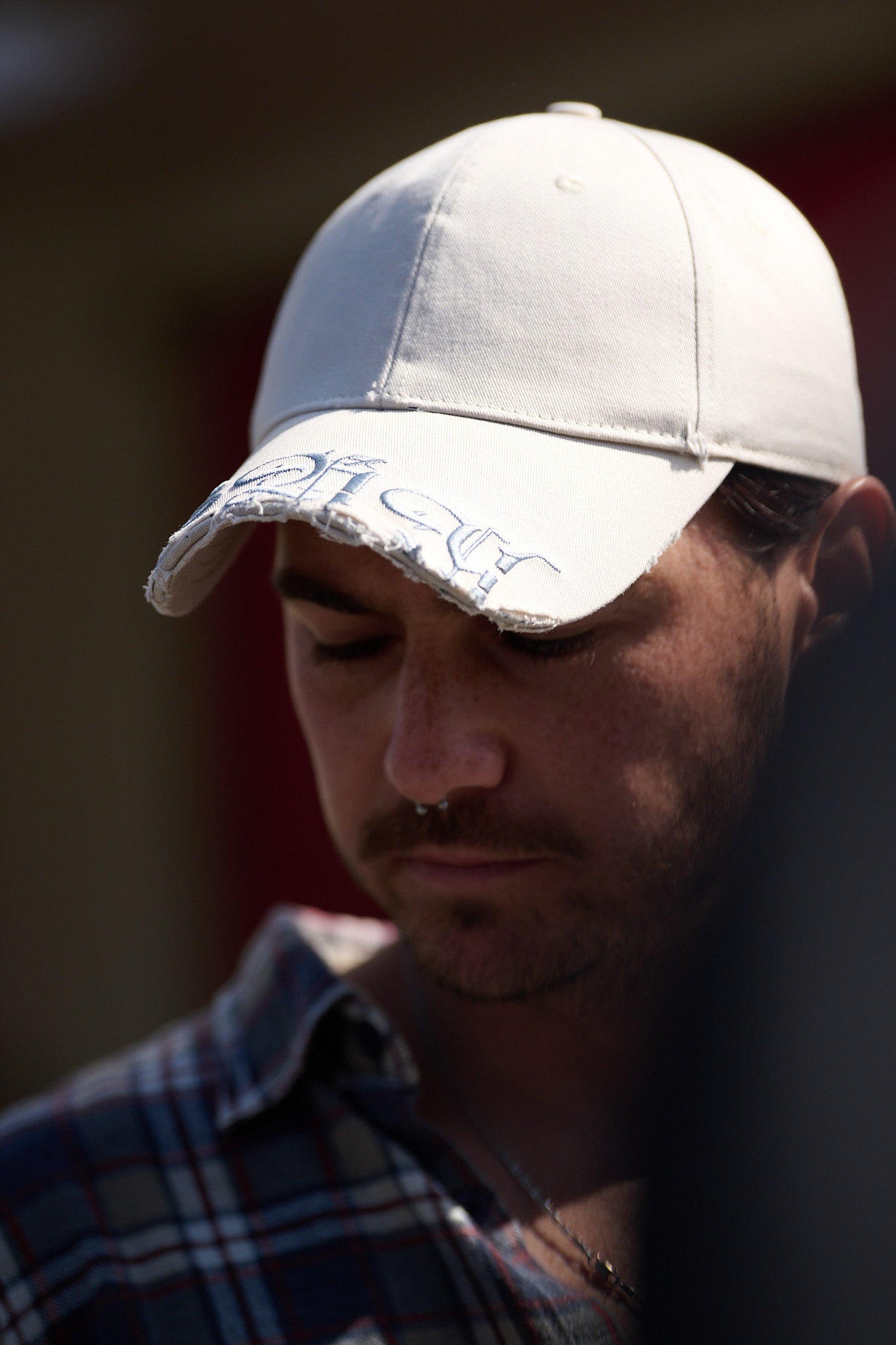 CUT-OFF BRIM BASEBALL CAP IN AGED BONE