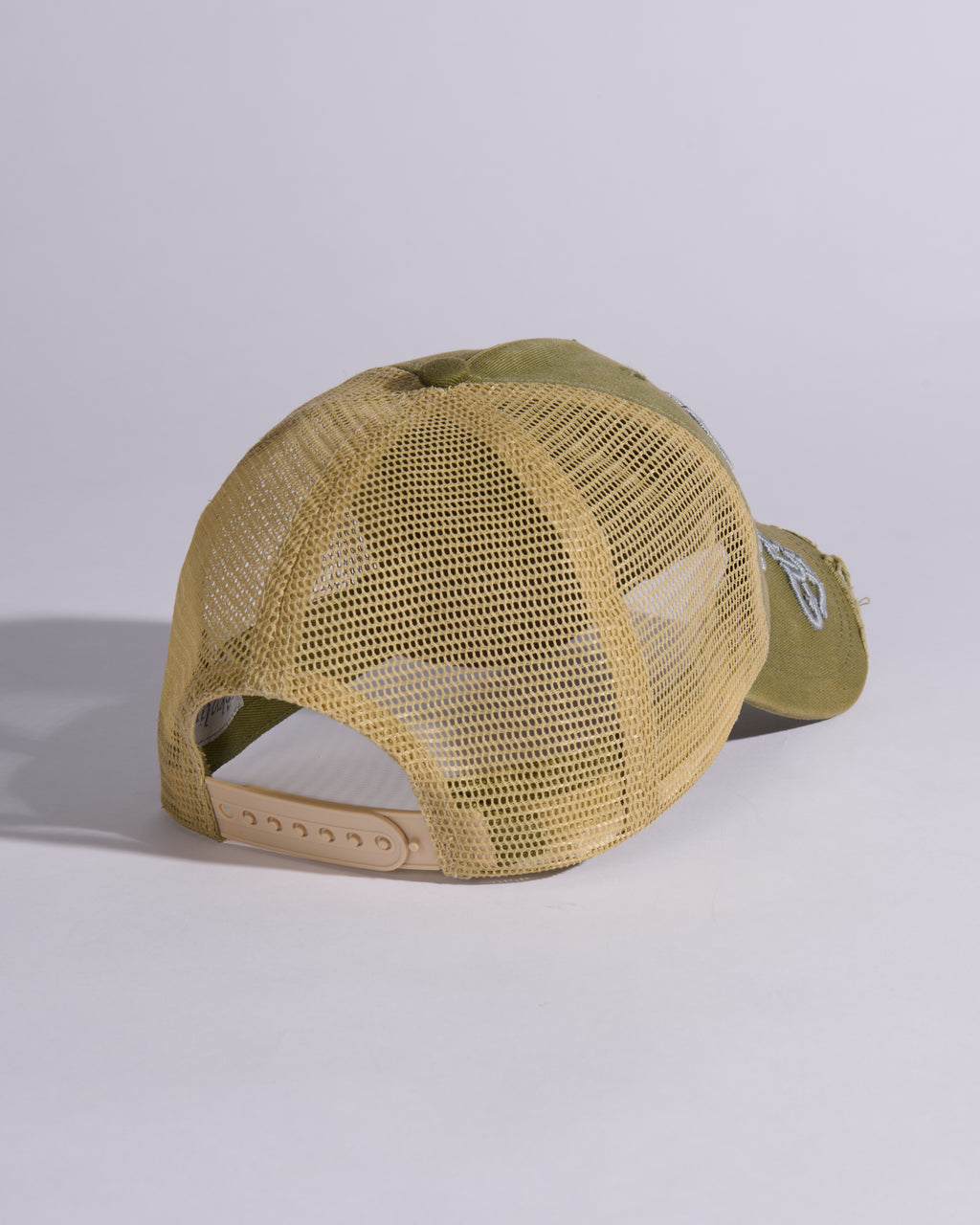 TRUCKER CAP IN WEATHERED KHAKI GREEN