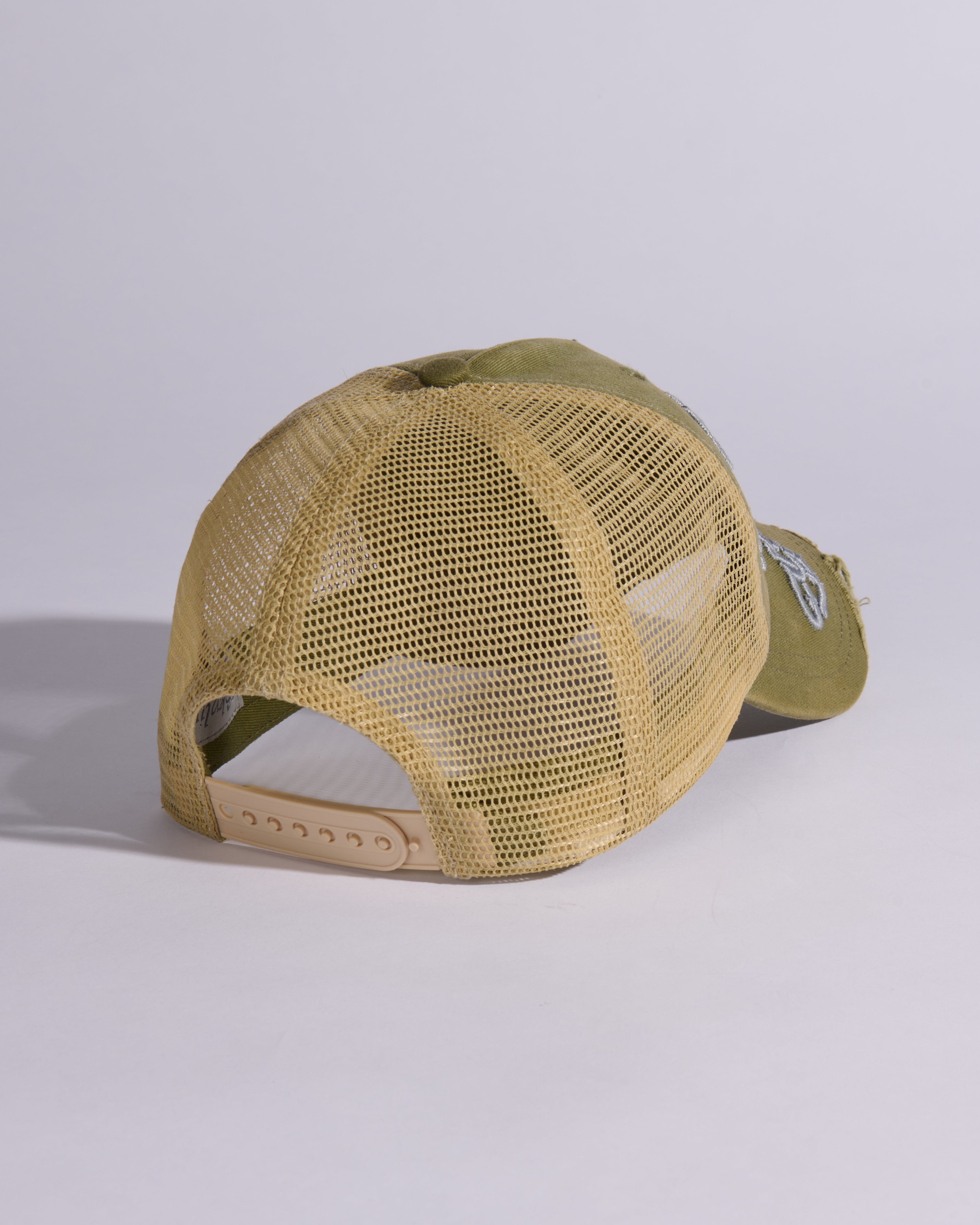 TRUCKER CAP IN WEATHERED KHAKI GREEN
