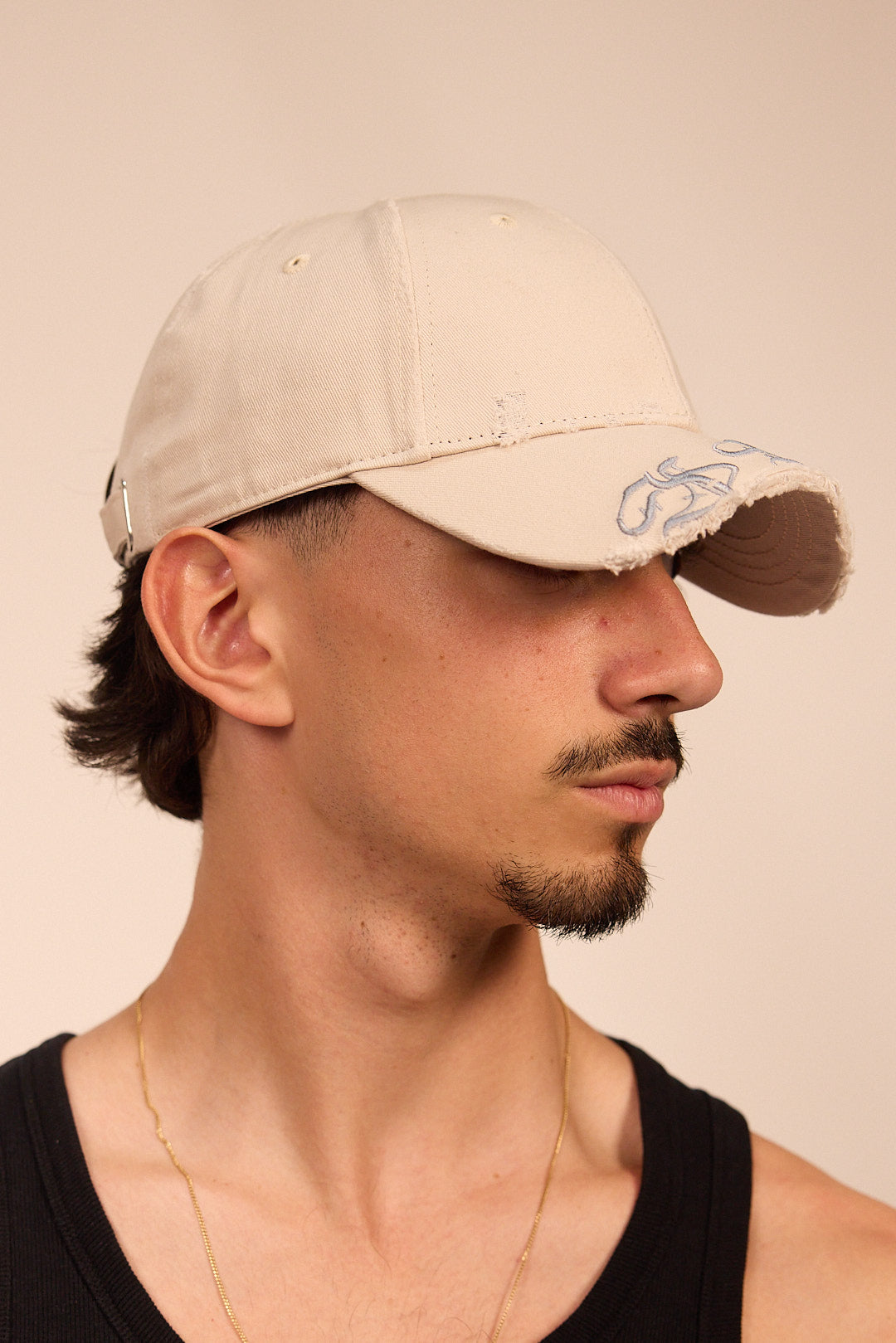 CUT-OFF BRIM BASEBALL CAP IN AGED BONE